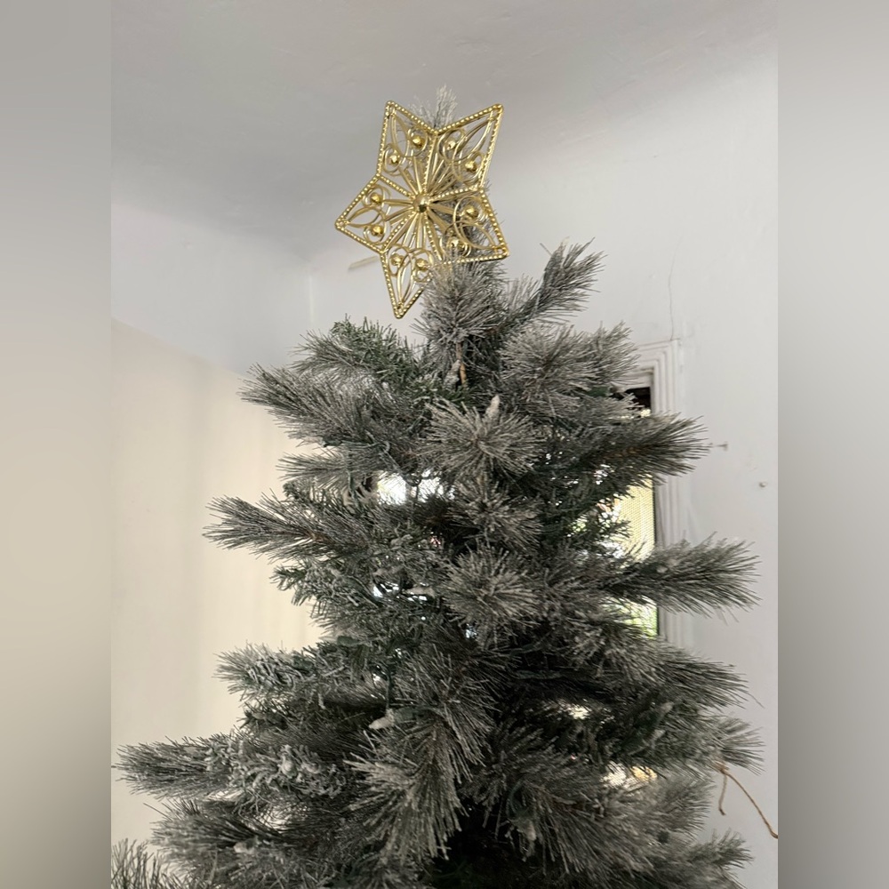 Gold Star Holiday Tree Topper - Picture 4 of 5